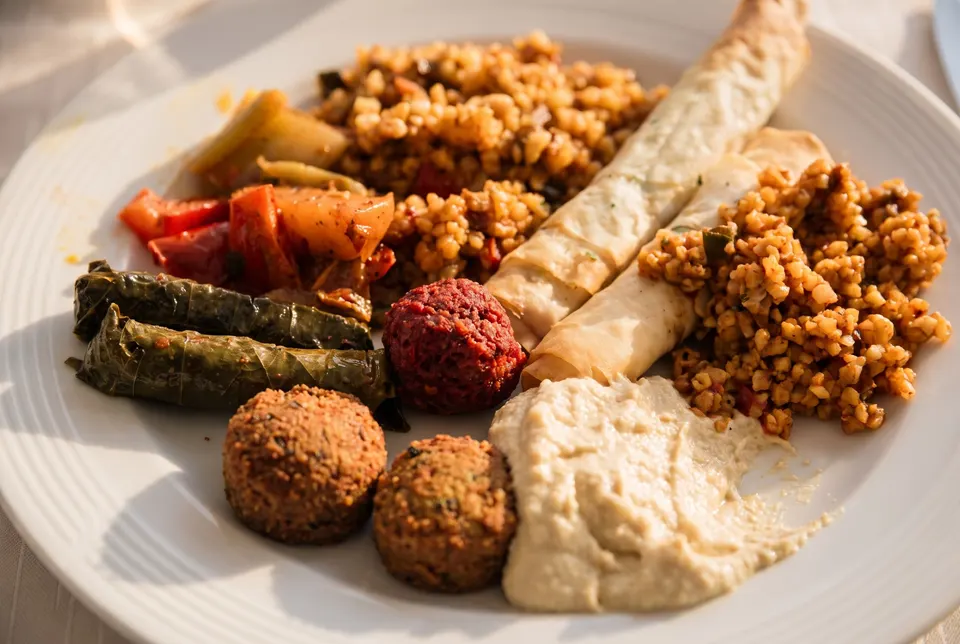 Teller vom Buffet mit Falafel, Randenfalafel, Hummus, Sarma, Käse Zigarren, Bulgur und Gemüse (Symbolbild)